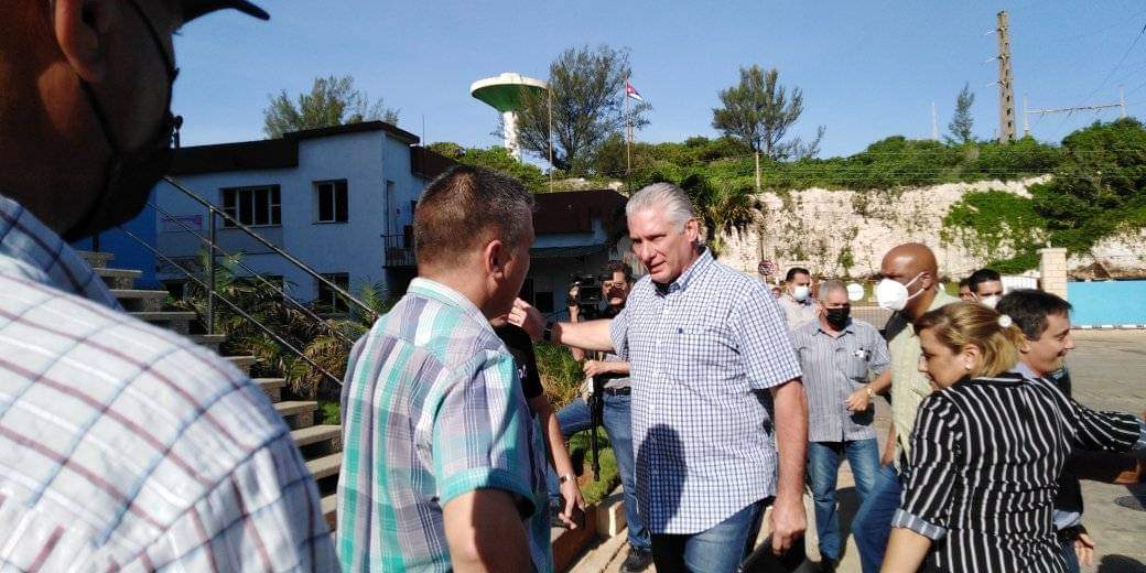 SuselyMorfaG's tweet photo. Hoy nuestro presidente en la 🏭CTE Antonio Guiteras de #Matanzas acompañando "a los que están trabajando sin descanso en condiciones muy difíciles pero con una maestría y precisión que impactan." #CubaViveYTrabaja #MatancerosEnVictoria 
📸 @jmsolisd https://t.co/xhs27MNNiV