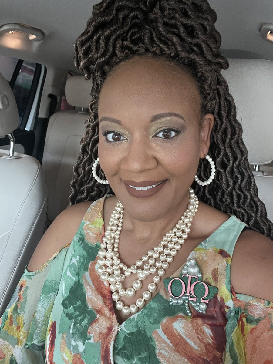 TiffTweets1014's tweet photo. Today was #SororitySaturday! It’s always a pleasure to spend the day with my sisters taking care of the business of Alpha Kappa Alpha!
#AKA1908 #ExemplifyingExcellence #OmicronTauOmega #ΟΤΩ #SpringAKAs #SpringForExcellence #SensationalSouthCentral #WeAreSouthCentral 💕💚💕💚 https://t.co/zcfI4o9iIJ