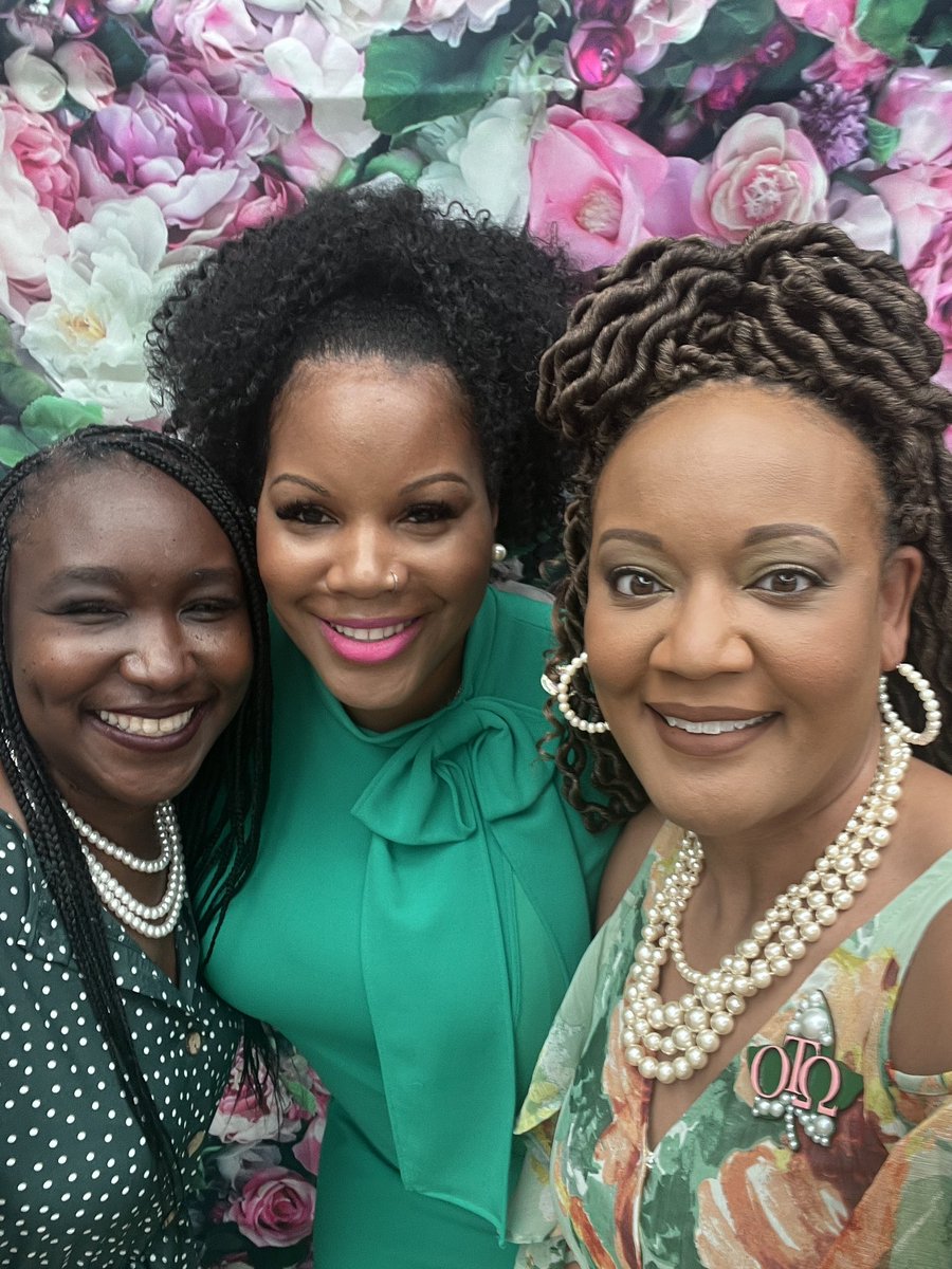 TiffTweets1014's tweet photo. Today was #SororitySaturday! It’s always a pleasure to spend the day with my sisters taking care of the business of Alpha Kappa Alpha!
#AKA1908 #ExemplifyingExcellence #OmicronTauOmega #ΟΤΩ #SpringAKAs #SpringForExcellence #SensationalSouthCentral #WeAreSouthCentral 💕💚💕💚 https://t.co/zcfI4o9iIJ