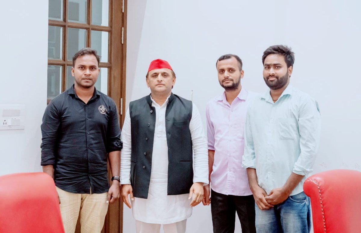 theguider_07's tweet photo. आज #Upsiscam के मुद्दे पर माननीय पूर्व मुख्य्मंत्री श्री #AkhileshYadav  जी से मुलाकात हुई उन्होंने हमे आश्वाशन दिया की मैं आप सबके साथ हु इस लड़ाई में #Akhilesh भैया का दिल से बहुत बहुत धन्यवाद 🙏🙏
@yadavakhilesh
@poojashukla04
@samajwadiparty
#UPSI_NEEDS_SIT_INVESTIGATION https://t.co/0YOOQbNWVA