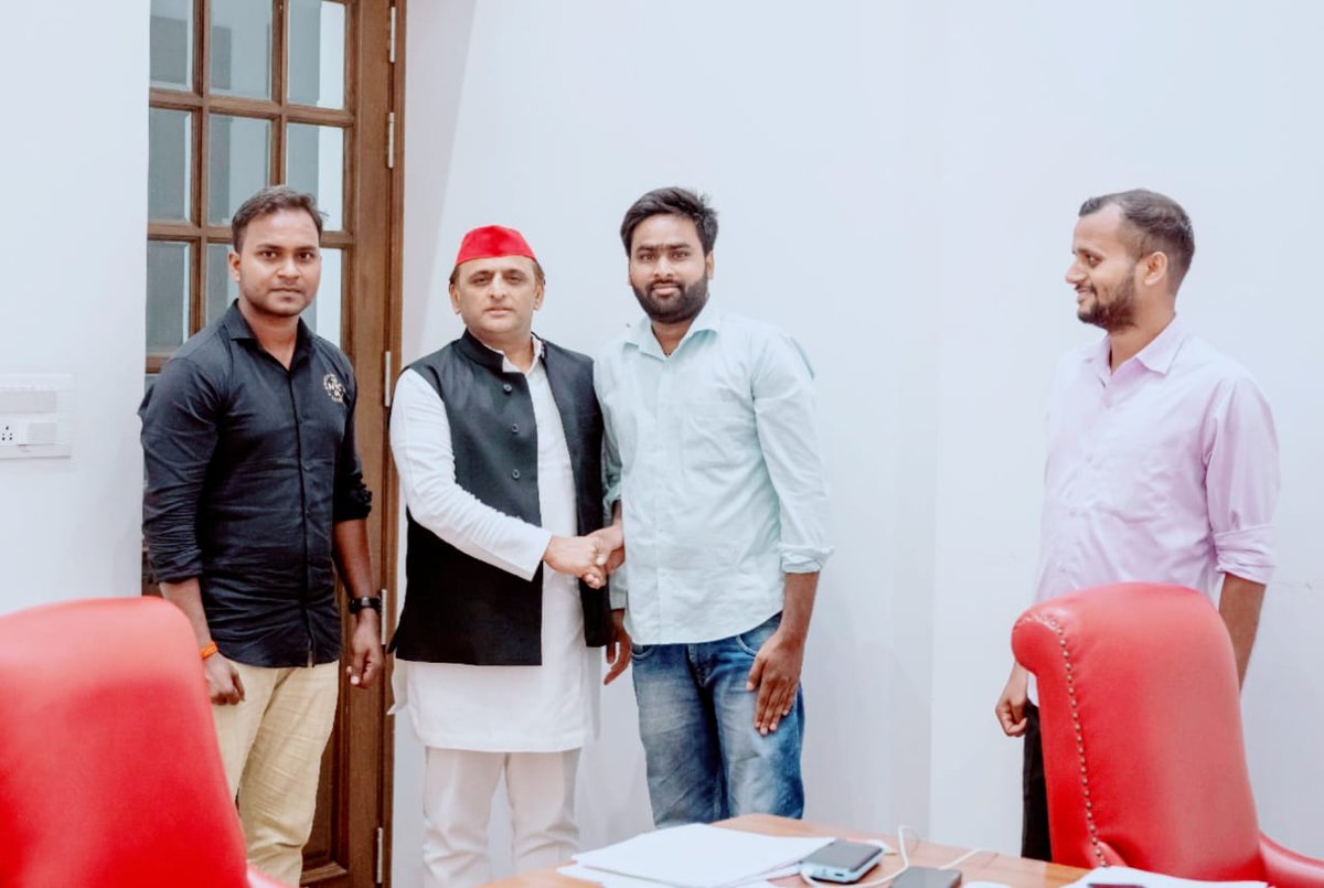 theguider_07's tweet photo. आज #Upsiscam के मुद्दे पर माननीय पूर्व मुख्य्मंत्री श्री #AkhileshYadav  जी से मुलाकात हुई उन्होंने हमे आश्वाशन दिया की मैं आप सबके साथ हु इस लड़ाई में #Akhilesh भैया का दिल से बहुत बहुत धन्यवाद 🙏🙏
@yadavakhilesh
@poojashukla04
@samajwadiparty
#UPSI_NEEDS_SIT_INVESTIGATION https://t.co/0YOOQbNWVA
