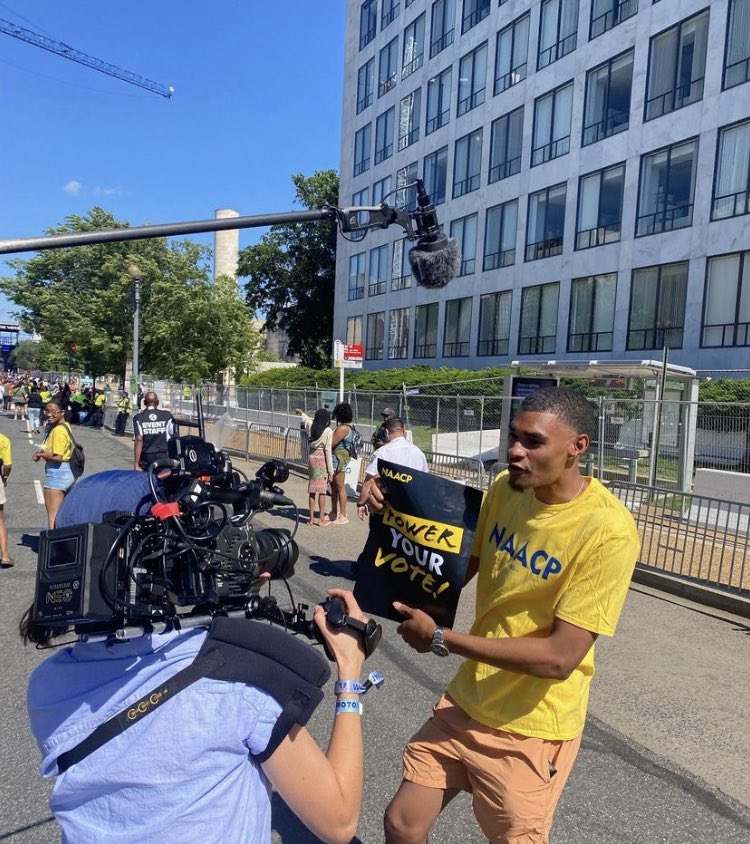 naacp_laycd's tweet photo. Our president @xavkent informing and empowering others to vote! Exercising our right is very vital! https://t.co/BqWUEfwP9X