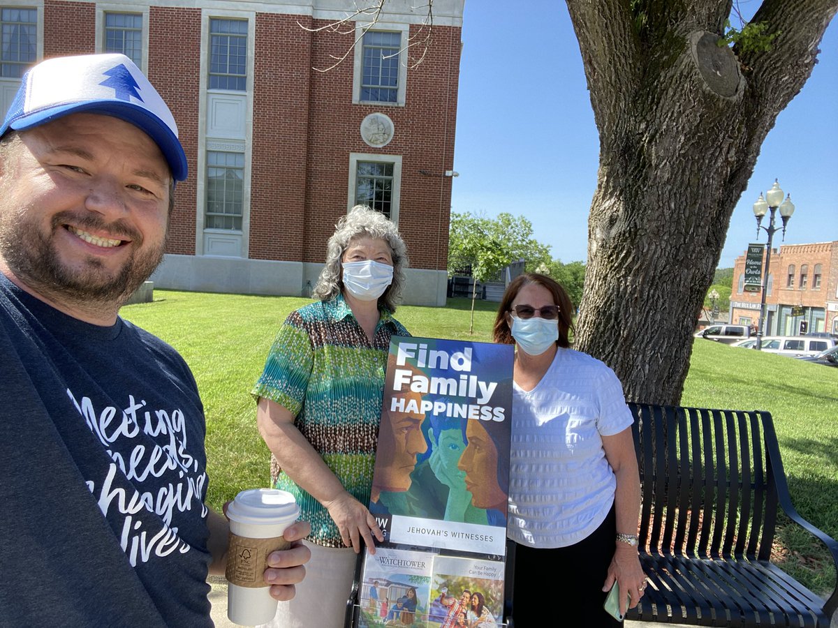 WRHoffmann1689's tweet photo. Today Lee and Pam heard the truth of Jesus. As the JWs get back into the streets, it even more important to interact and share the truth. #SBC22 #ThisIsMinistry #YourMinistryIsNotTwitter https://t.co/DQN9Nlq3h4