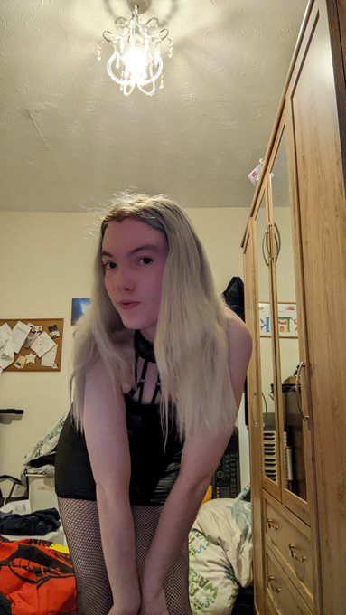 2 pic. This outfit is one of my favourites. Still to be fucked in it ?
#Femboy #onlyfansuk #onlyfans