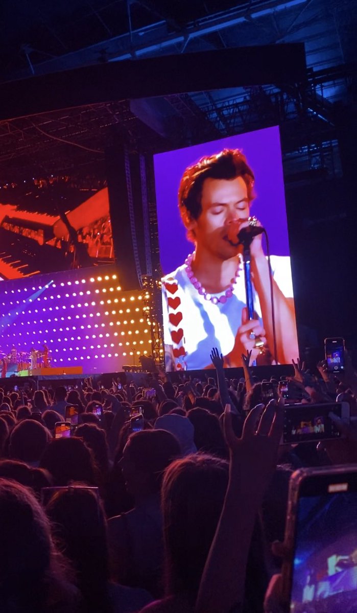 LUSTFULKRAS's tweet photo. absolute time of my life thank you  💕 #LoveOnTourWembley #HarryStyles  #LoveOnTour https://t.co/kg1xFdbMla