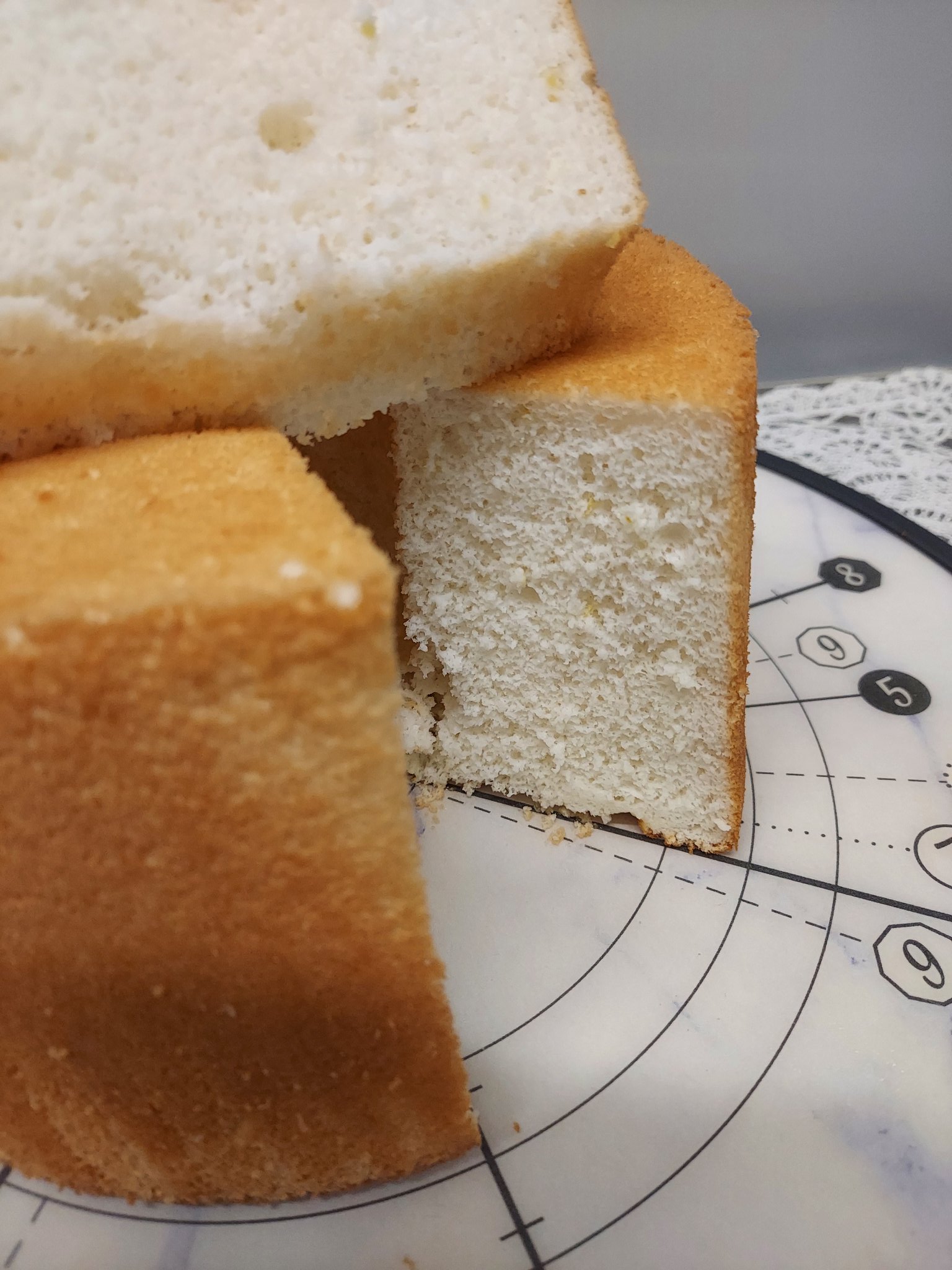 تويتر 米粉シフォンケーキアスコット على تويتر 本日の白いシフォンケーキ 卵黄がレモンイエロー色の卵を使った白いシフォンケーキ 今日は国産レモン Amp ヨーグルト ヨーグルトの色を生かした 酸味の効いた爽やかな味のシフォンケーキになりました T