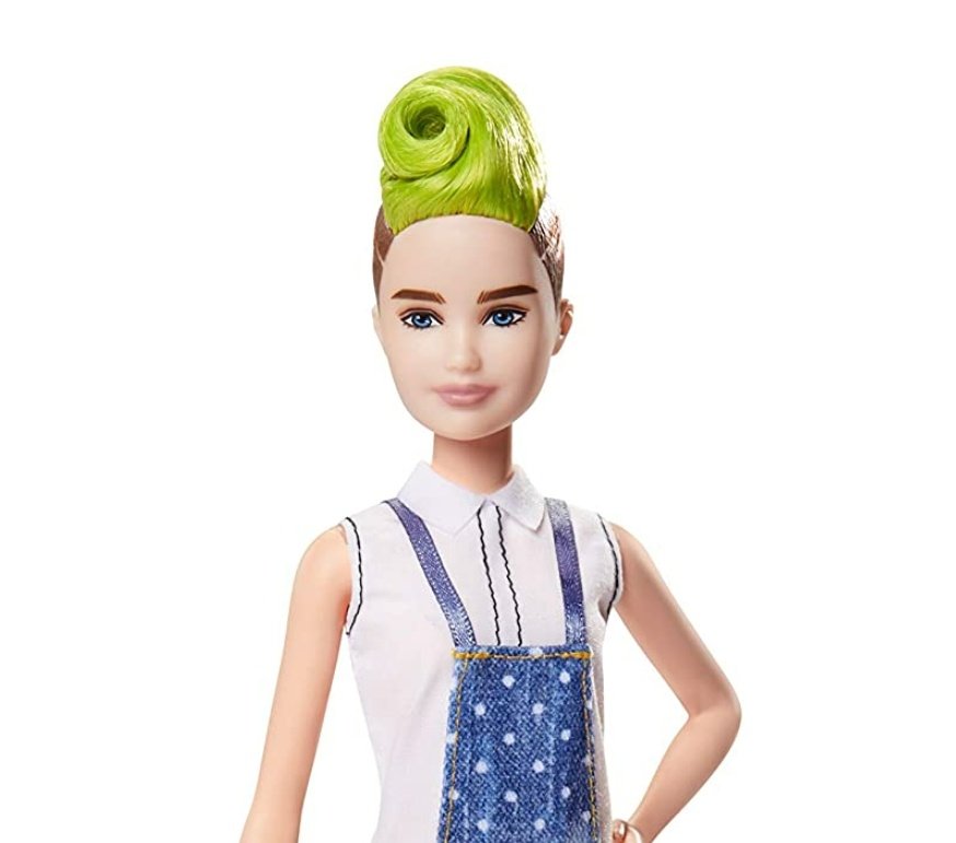 Love that this Barbie is giving me <a href="/THEVIVIENNEUK/">TheVivienne</a> 's confessional look 👌👍 p.s. I'm 34 &amp; I own this effing cool Barbie #DragRace #AllStars7 #IOwnABarbie