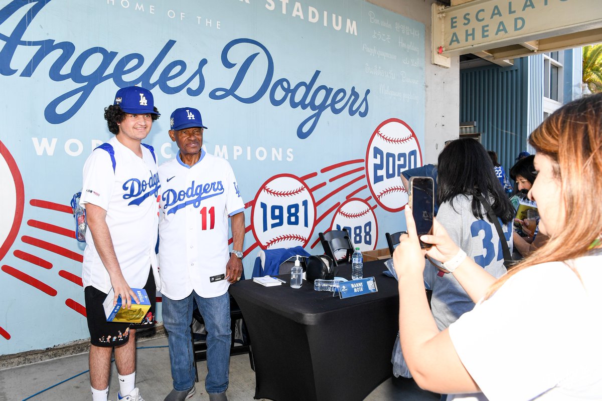 Dodgers's tweet photo. When you #VoteDodgers and get a photo with @MannyMota11. Win-win. 

🗳: https://t.co/BXKr9ILkke https://t.co/ZU8fcB0HQ2