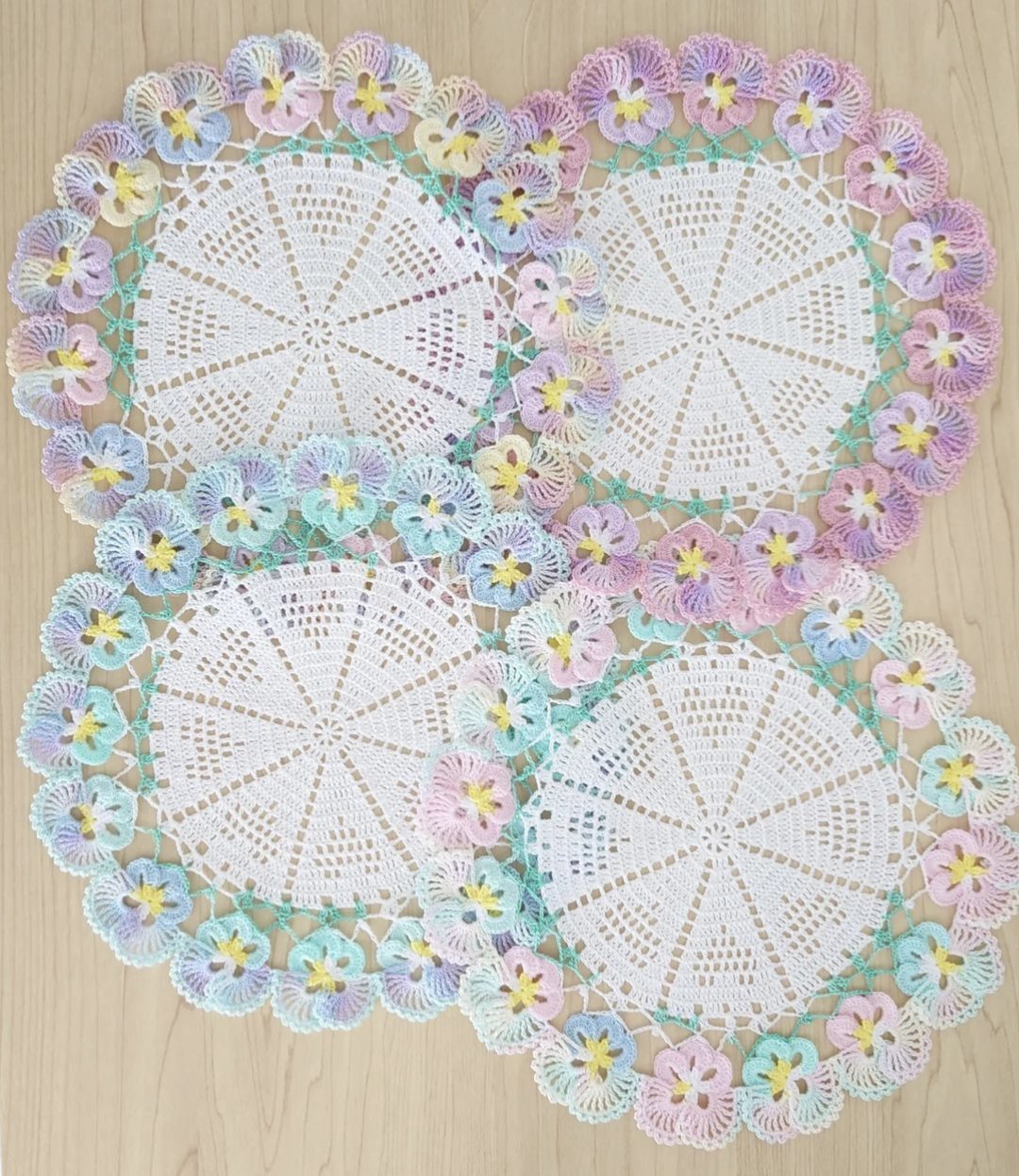 薔薇のお花モチーフ付きドイリー/ピンク系/ハンドメイドレース編み レース編みで咲かせる愛らしい花々 立体お花ドイリーの会