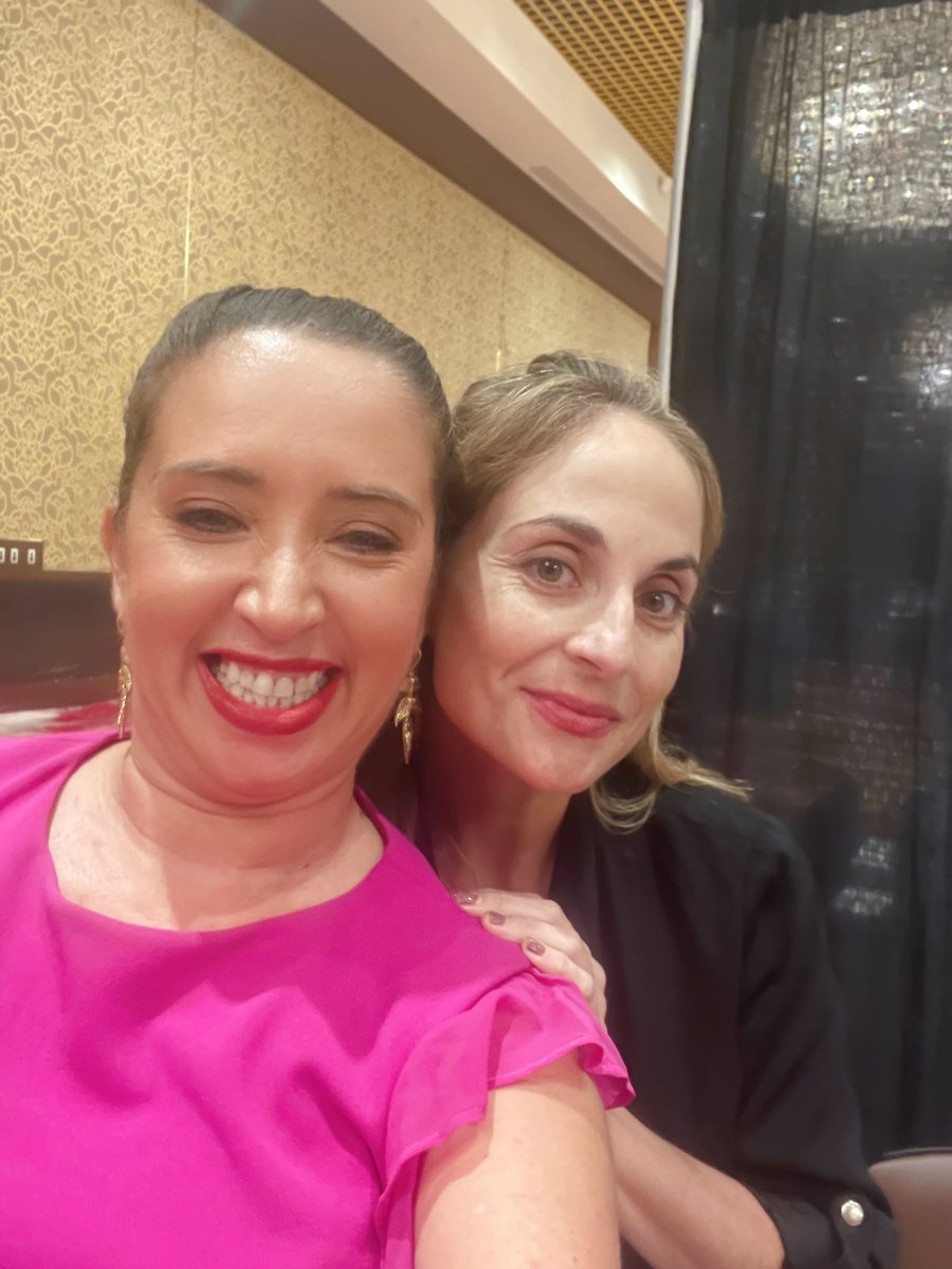 MaximSommelier's tweet photo. Estoy en la cata de @WineSpectator #WSGrantour y me encontré a @Alenaranj que fue mi profesora en la #EAS #Eshob que alegria @wine #sommelierlife @HardRockHolly https://t.co/KEHgqwmfJu