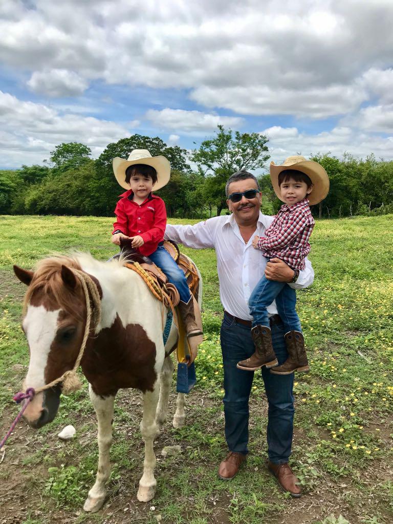 RAguilar_G's tweet photo. Un padre es alguien que te apoya cuando sufres, que te corrige cuando rompes las reglas, que se siente orgulloso cuando tienes éxito y que siempre tiene fe en tí. #FelizDíaDelPadre https://t.co/7tolOIrZdV