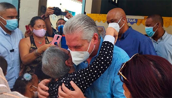 Hombre de pueblo ♥️🇨🇺 <a href="/DiazCanelB/">Miguel Díaz-Canel Bermúdez</a>

Y yo que todavía no me lo encuentro...Para darle un abrazo de estos 👇

#DeZurdaTeam