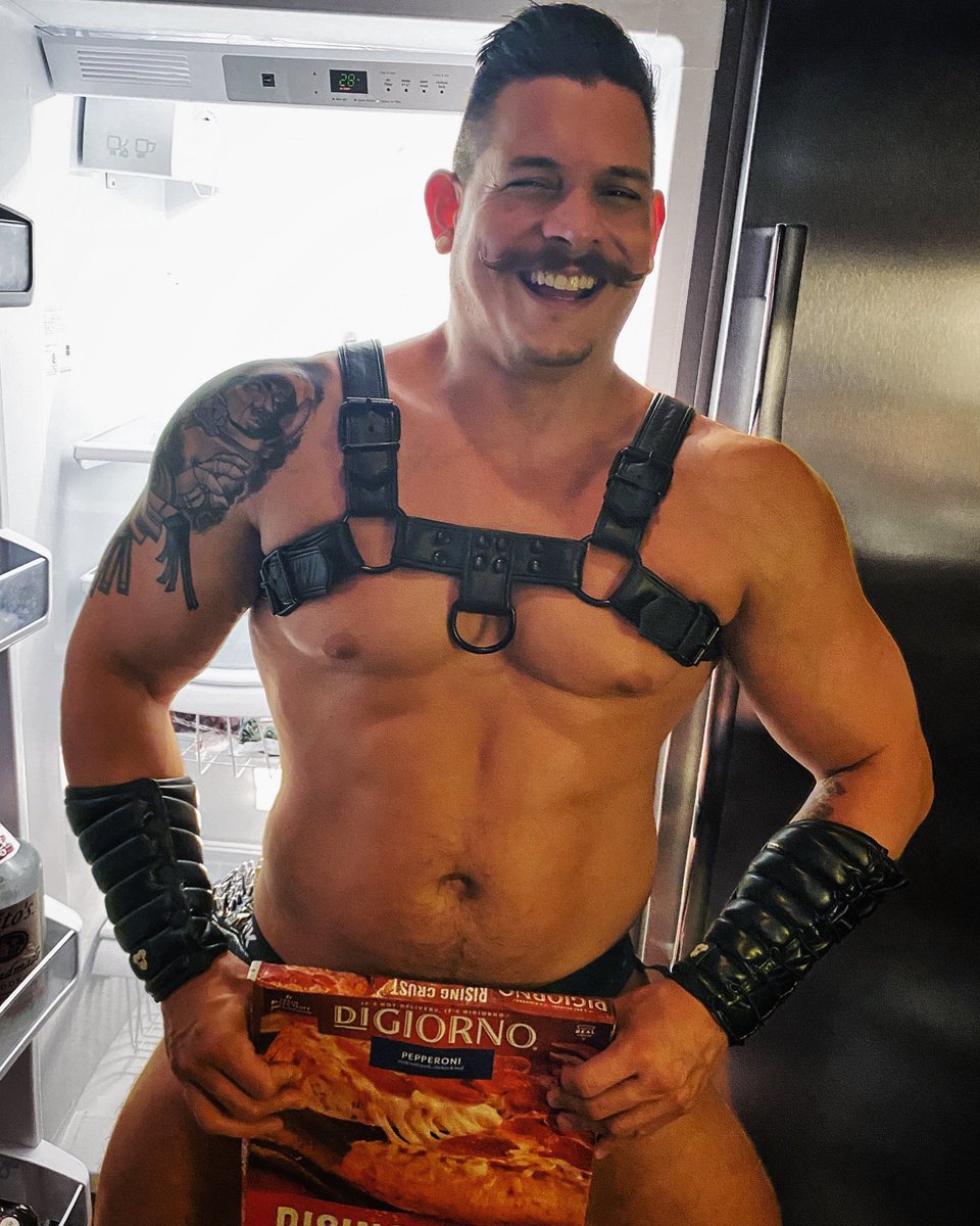 thebulldogpunk's tweet photo. I didn’t come out of the closet, I came out of the pantry… cause I’m a late night snackadactyl 🍕🌈 #picofthedat #photoftheday #pizzatime #leather #pride #instagay #lgbtq #muscle #bodybuilding #flex #austin #texas #snackadactyl https://t.co/W8yIwchoyX
