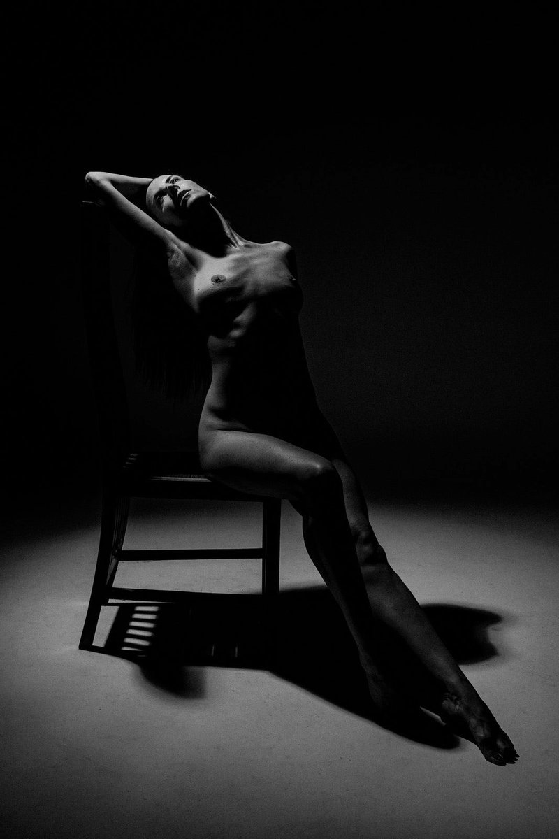 ArtDoir's tweet image. ‘Under the Overhead’

Featuring the wonderful Blanche (@body_by_blanche) in studio.

#model #singlelight #creativelighting #fineart #artdoir #fitfemale #studiosession  #fineartphotography #bandwnude #studio #artnude #bodysculpting #overheadlight #lightandshadow #pointlight