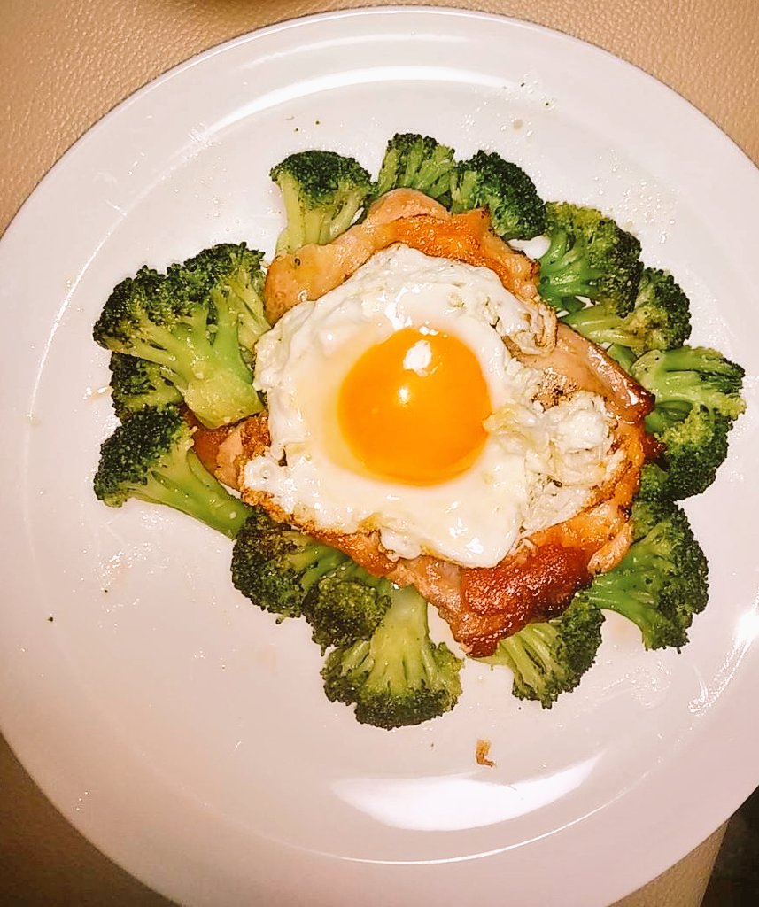 おはようございます‼️＼(^-^)／💖🍀昨夜の夕食🌃🍴ガーリック味の鶏肉のソテー目玉焼きのせです‼️😋大好物の納豆は毎日のご飯の供です‼️😊どうか素敵な１日を‼️😍