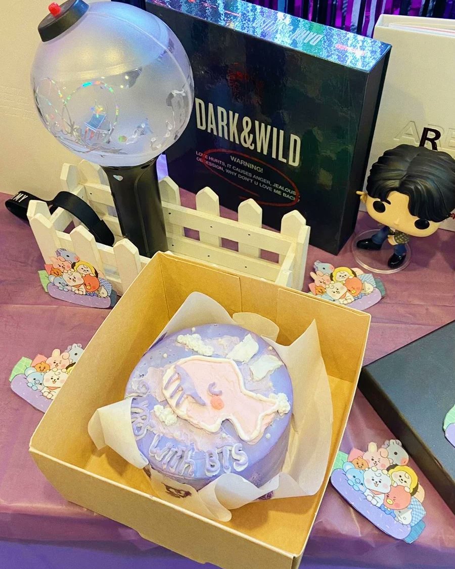 coffeeforbangt1's tweet photo. Estamos muy agradecida de todes el día de hoy con su asistencia al evento de bangtan, gracias por asistir y esperamos que hayan sentido el eventito como un consuelo a toda esta semanita media ajetreada y llena de sentimientos con respecto a bangtan; todo fue hecho con cariño+ https://t.co/Tt54jPk5Ls