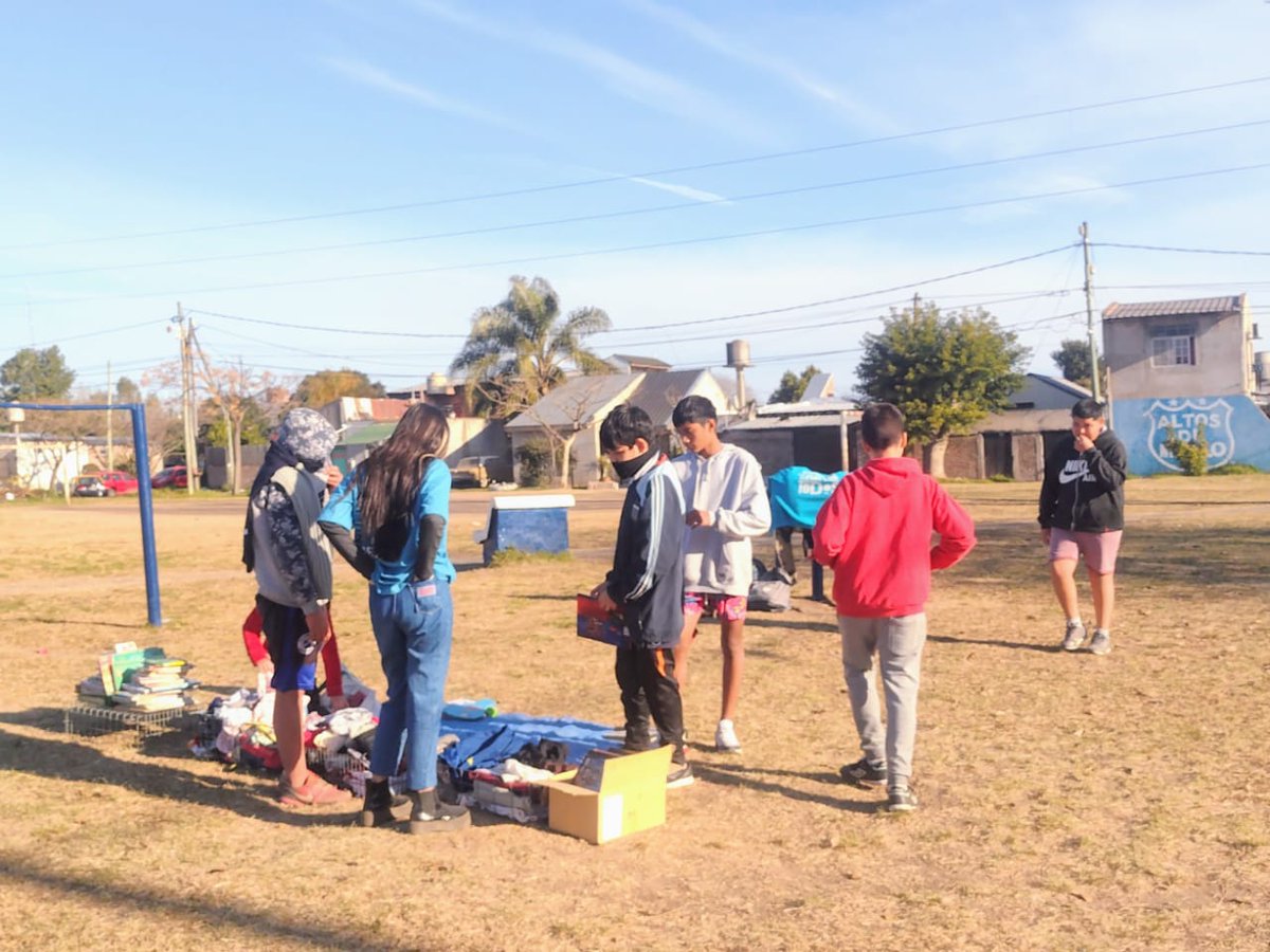 EncuentroMerlo's tweet photo. #PlazaRecreativa | En #AltosDeMerlo compartimos una tarde de merienda, biblioteca y ropero comunitario en la plaza del barrio.

✌️ Seguimos construyendo más #NuevoEncuentro en Merlo ¡Sumate vos también! 

#NuevoEncuentro #Juventudes #Merlo https://t.co/bOvPlDhVuG