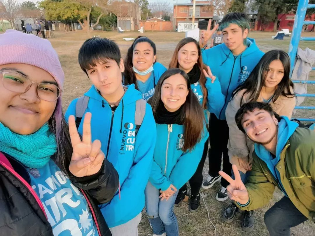 EncuentroMerlo's tweet photo. #PlazaRecreativa | En #AltosDeMerlo compartimos una tarde de merienda, biblioteca y ropero comunitario en la plaza del barrio.

✌️ Seguimos construyendo más #NuevoEncuentro en Merlo ¡Sumate vos también! 

#NuevoEncuentro #Juventudes #Merlo https://t.co/bOvPlDhVuG