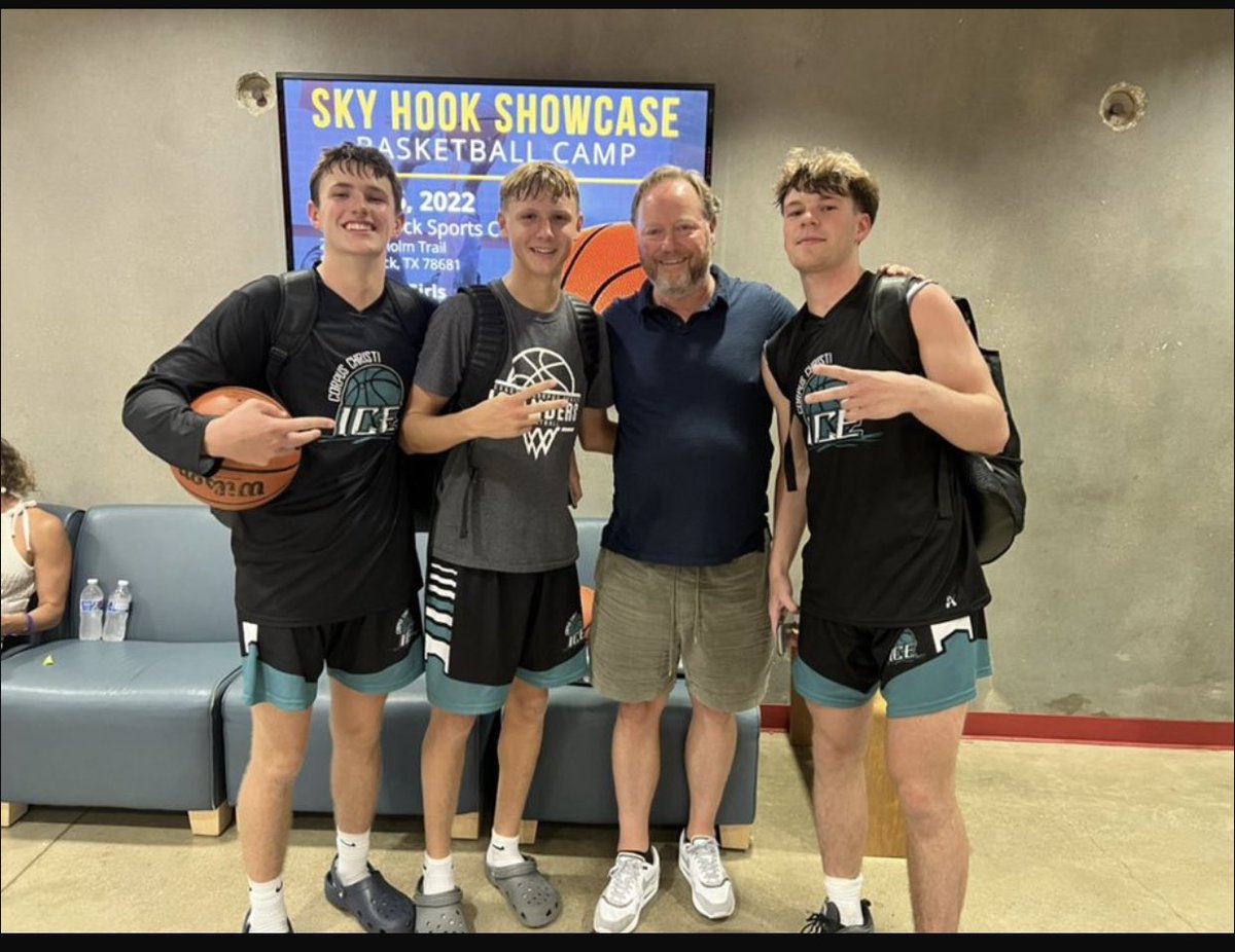 Great start to <a href="/TexasHoopsGASO/">TexasHoops/GASO 🔗</a> Round Rock going 2-0 for the day! Bonus: some of our boys got to meet the great <a href="/Bucks/">Milwaukee Bucks</a> Coach Mike Budenholzer!! WAY TO GO ICE!!! 😮👀