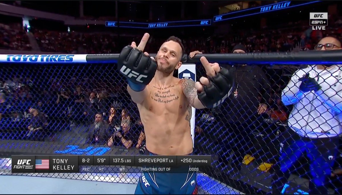 mma_kings's tweet photo. A tale of four middle fingers… #UFCAustin https://t.co/jbmN7ObGaY