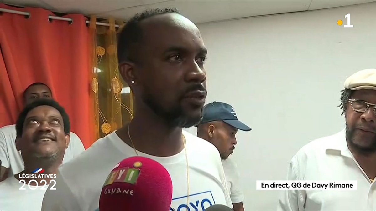 En Guyane, le syndicaliste soutenu par LFI Davy Rimane célèbre sa victoire dans la #circo97302 (Kourou). Il siègera avec la Nupes. #legislatives2022