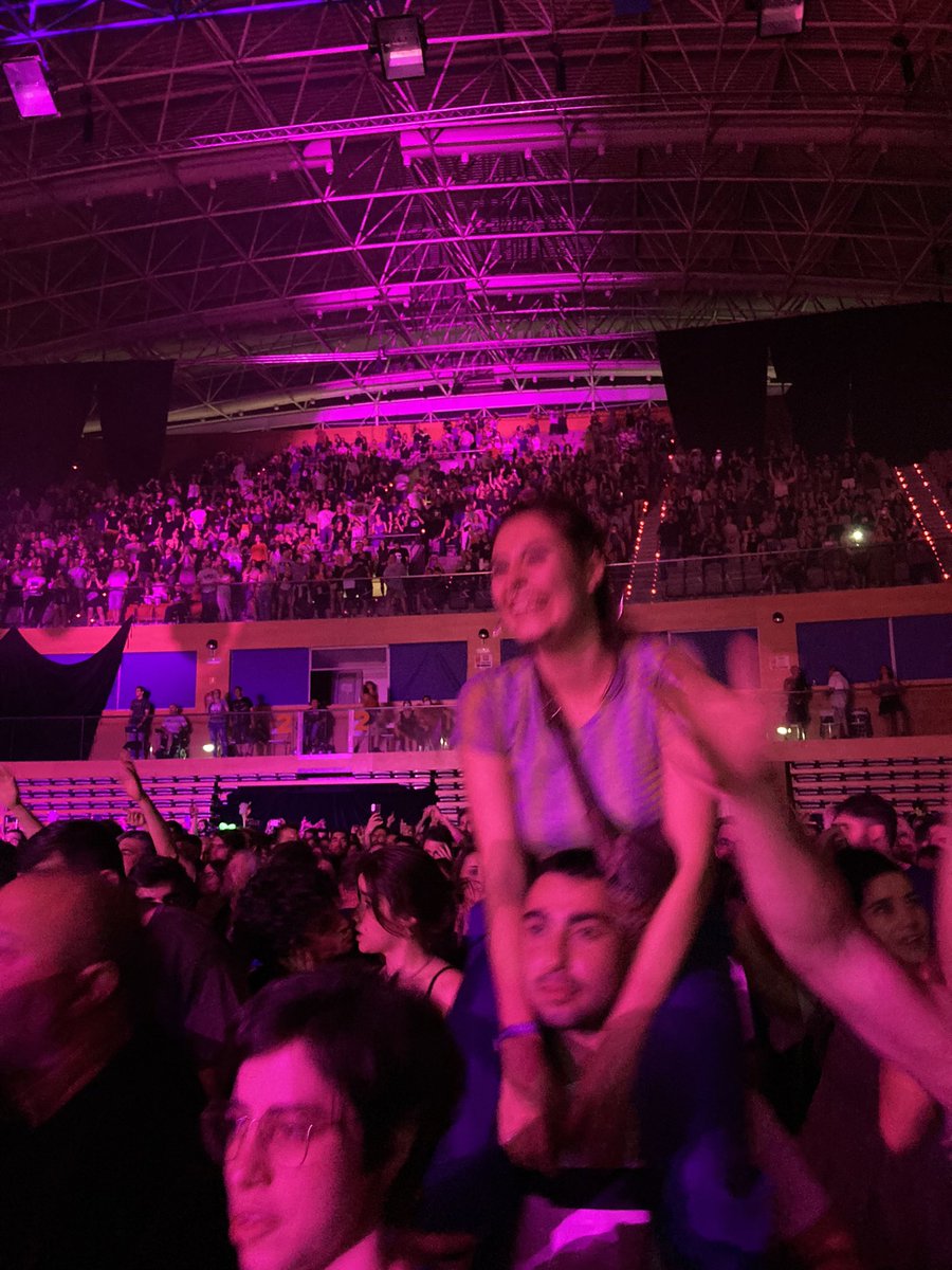Mariaanafuente's tweet photo. En un concierto de Robe os amo, sois preciosas. https://t.co/8bUXMOfP6j