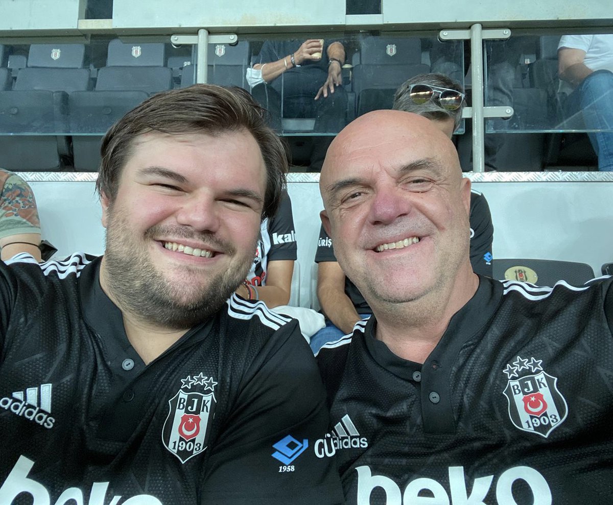 Büyük Beşiktaş sevdasını evlatlarına emanet eden bütün babaların babalar günü kutlu olsun 🦅 #BeşiktaşSensin <a href="/fuatcimenbjk/">Fuat Çimen 🦅🇹🇷</a>