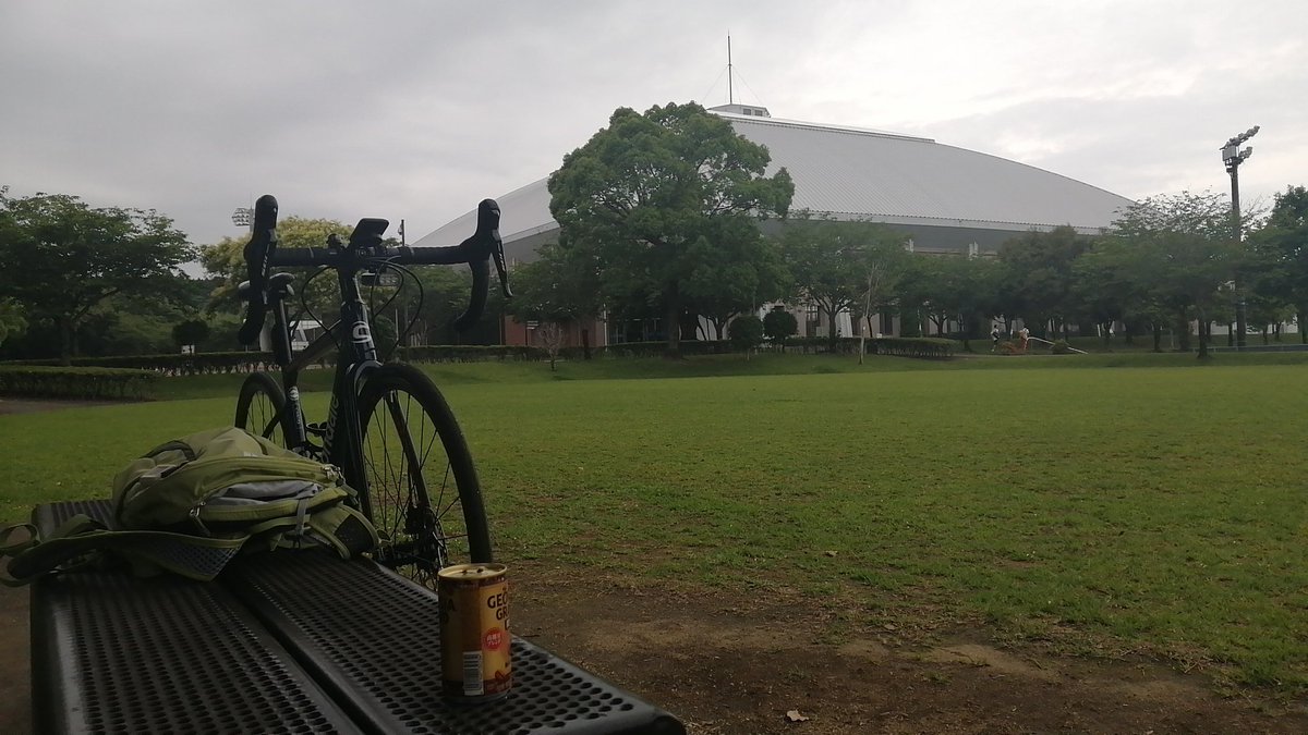 BikePeko's tweet photo. 曇天の中、雨が降るのではないかとハラハラしながら生目の杜運動公園に来ています🚴
片道10kmもないのですけどね😂

天気が悪いのからかもしれませんが、体育館で運動会を開催していました。もしかすると熱中症対策かもしれませんね。
#宮崎 #ロードバイク https://t.co/aJMijTXsc3