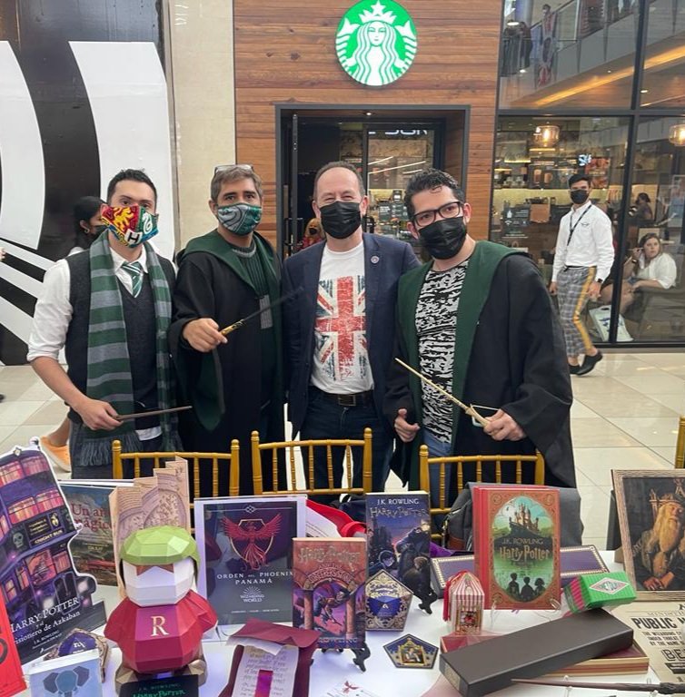 OrdenPhoenixPTY's tweet photo. Gracias @UKinPanama y @TimStewFCDO embajador Británico en Panamá dándonos la  oportunidad  de ser representante del @wizardingworld en Panamá promobiendo la lectura y magia de este universo. https://t.co/zZeUXsR0in