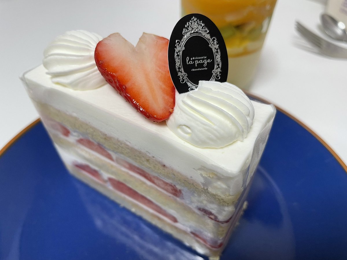 caroreajp's tweet photo. 昨日もケーキを買った^_^ Got birthday cake from here!  They were good!! #patisserielapage #パティスリーラパージュ　#本八幡 https://t.co/nYMWcjxtEJ