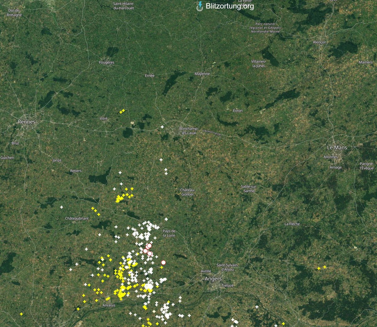 Chute brutale des températures  
depuis environ 3 heures signant la fin de cette canicule précoce avec les orages qui arrivent ! #orages #mayenne #mayenneorages