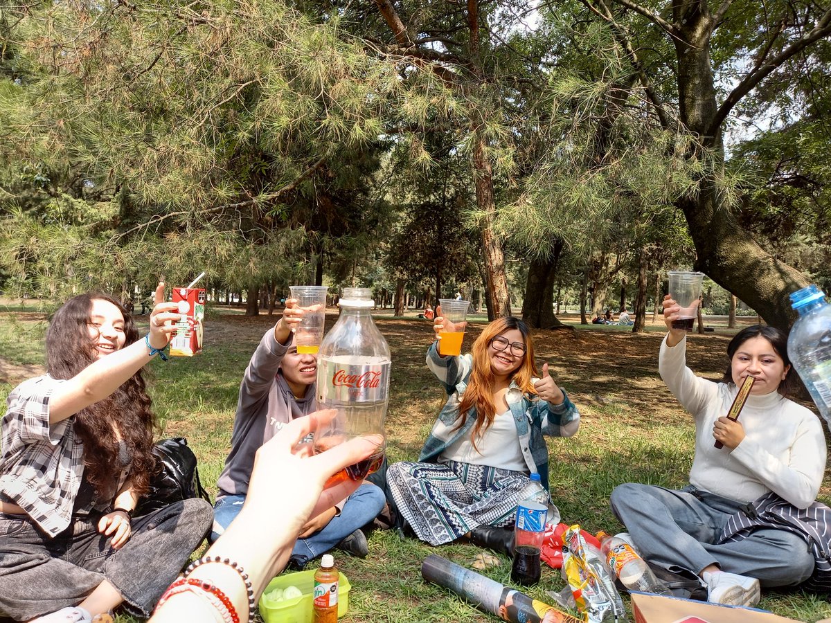 5SOSMexico's tweet photo. GRACIAS A TODAS LAS PERSONITAS QUE NOS ACOMPAÑARON AL PICNIC DE HOY ❤️
Pasamos un día genial lleno de chisme y música de 5SOS ✨️
#5SOS #5SOSMexico @UMusicMexico https://t.co/KvgFcHUy8p
