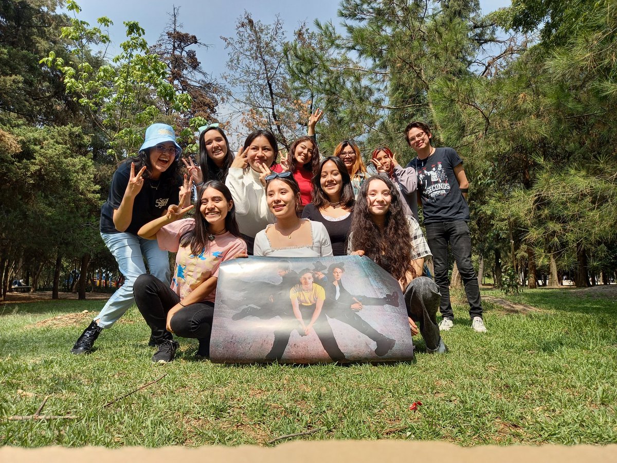 5SOSMexico's tweet photo. GRACIAS A TODAS LAS PERSONITAS QUE NOS ACOMPAÑARON AL PICNIC DE HOY ❤️
Pasamos un día genial lleno de chisme y música de 5SOS ✨️
#5SOS #5SOSMexico @UMusicMexico https://t.co/KvgFcHUy8p
