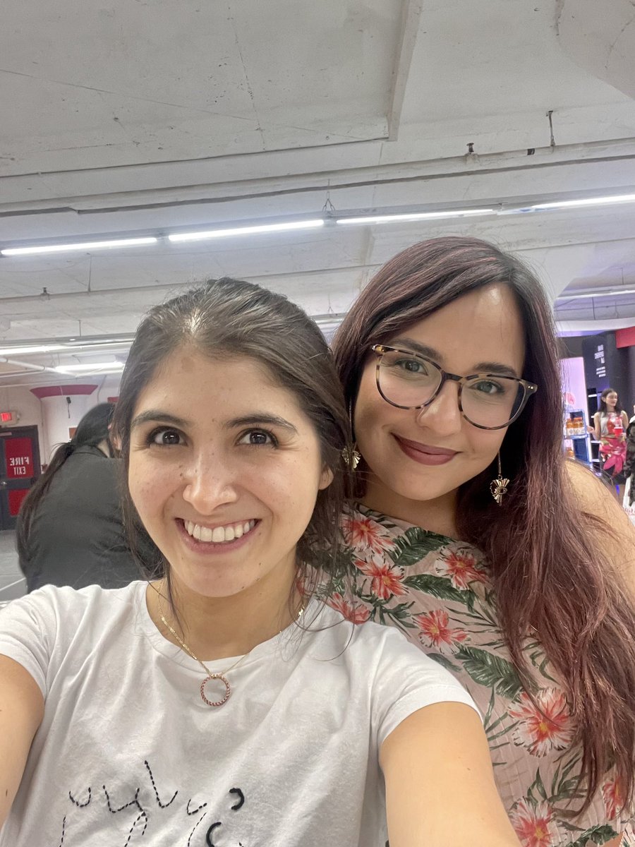 soyfira's tweet photo. Cuando por fin conoces en persona la voz detrás de las muchas salas que estuviste en Club House 

@NFTgirl  ♥️♥️♥️♥️✨

#latingang #NFTs #NFTNYC22 #nftny https://t.co/iHYvk4IxUt