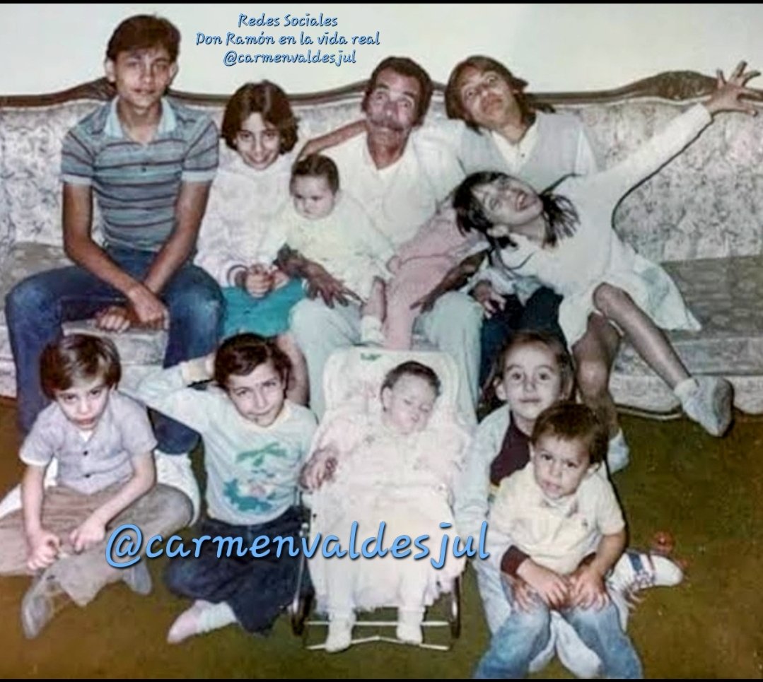 CarmenValdesJul's tweet image. Aquí el abuelo feliz con 11 nietos de los 17 que tuvo! Año 1985, como siempre mi padre buscaba el espacio para dar todo su amor! Momentos valiosos que quedan para siempre en nuestras vidas! Dejaste una huella imborrable papá tanto que te sientes aquí entre nosotros! Te amo papá!