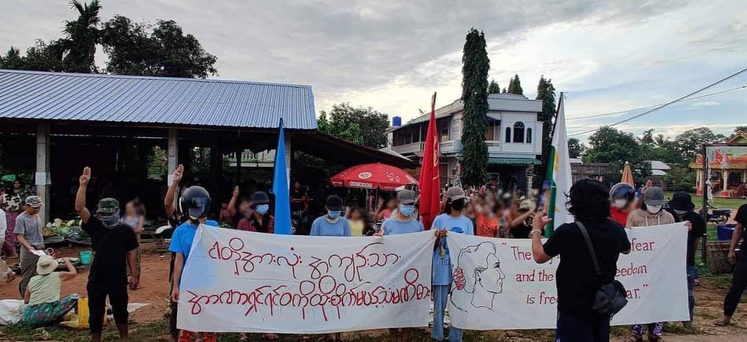 Pikachu65305928's tweet photo. Students Union and Locals from LaungLon Tsp Strongly Against the Military Dictatorship on Daw Aung San Su Kyi’s Birthday.

#FreedomFromFear 
#RevolutionMustWin 
#2022Jun19Coup
#WhatsHappeningInMyanmar https://t.co/fpC1iQqr89