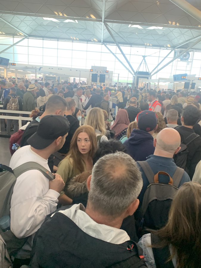 Stansted Airport after tweets photo - BBC News