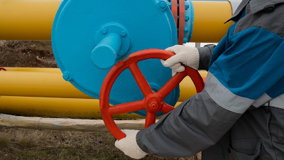 viaggrego's tweet photo. La #Russia ci lascia senza #Gas? L’annuncio dell' #Eni: “#Tagliata #Fornitura del 50%”! https://t.co/PSgxBIYQO3 https://t.co/uF0E0cXntt