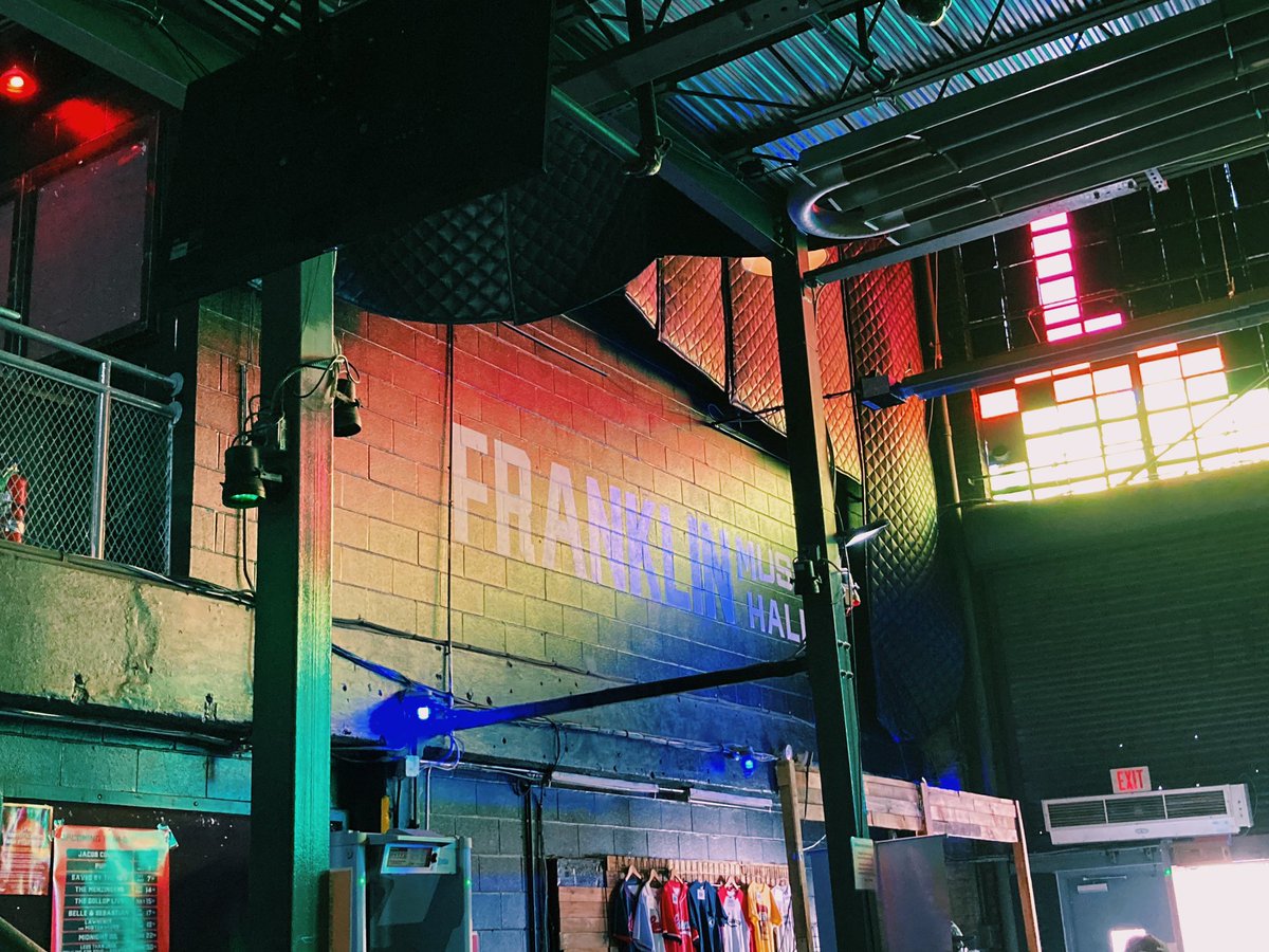 JennTheHenn77's tweet photo. LOVE THIS CITY, 
LOVE THIS BAND !!! 

💫🌈💘⚡️ 

#SoundsOfSummerTour https://t.co/IADMgrCaAA