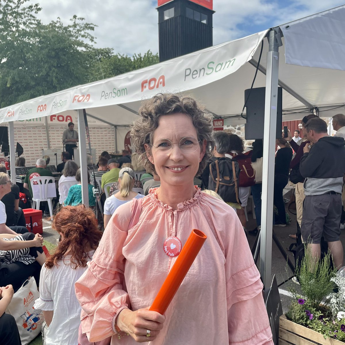 Henriette_Ch's tweet image. Stor ære for @EgmontFonden at modtage Børnefattigdomsstafetten! Med ære følger ansvar for både at fastholde dagsorden og at handle. Af ❤️ tak til Børnesagensfællesråd!