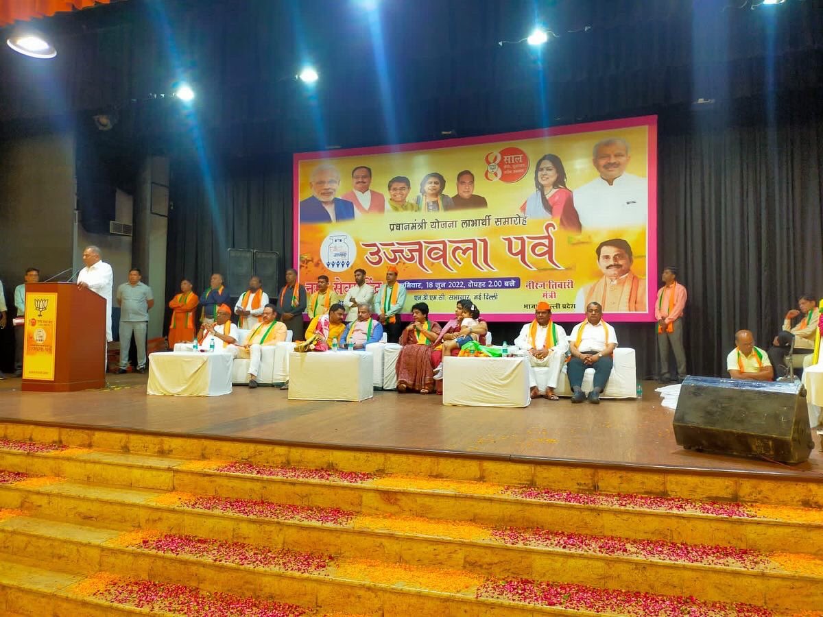 sudhirkumar0106's tweet photo. नमो सेवा केंद्र द्वारा प्रधानमंत्री योजना लाभार्थी समारोह उज्ज्वला पर्व का आयोजन किया गया जहाँ प्रदेश अध्यक्ष @adeshguptabjp , भारतीय राजनीतिज्ञा @M_Lekhi , डॉ. अलका गुर्जर, विपक्षी नेता श्री रामबीर बिधूड़ी संग मंत्री @Neerajtiwari510 मौजूद रहे और 400 फ्री गैस कन्नेक्शन बांटे गए https://t.co/tBdTOI2Gys
