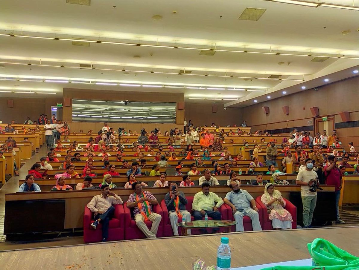 sudhirkumar0106's tweet photo. नमो सेवा केंद्र द्वारा प्रधानमंत्री योजना लाभार्थी समारोह उज्ज्वला पर्व का आयोजन किया गया जहाँ प्रदेश अध्यक्ष @adeshguptabjp , भारतीय राजनीतिज्ञा @M_Lekhi , डॉ. अलका गुर्जर, विपक्षी नेता श्री रामबीर बिधूड़ी संग मंत्री @Neerajtiwari510 मौजूद रहे और 400 फ्री गैस कन्नेक्शन बांटे गए https://t.co/tBdTOI2Gys