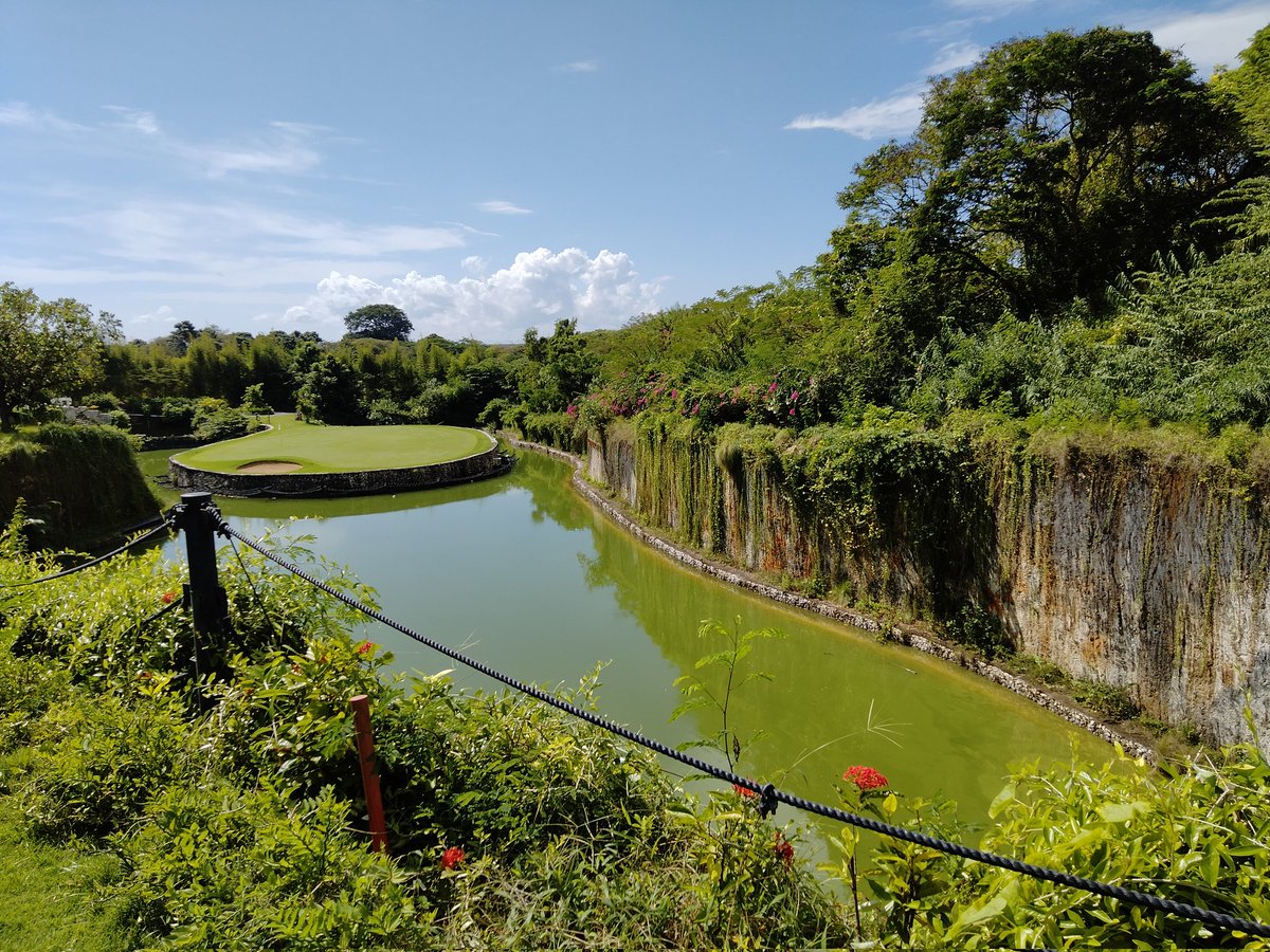 KOHIKOHI16's tweet photo. Bali National Golf Club
ようやくプレイできました。
コースもカート移動もキャディさんも最高でした。
#bali #nusadua #golf #baligolf #バリ https://t.co/4WSJ7CSsTT