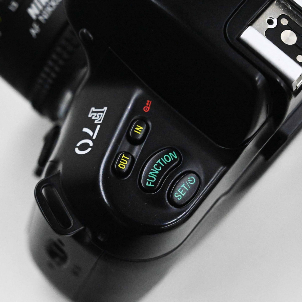 champcamera's tweet photo. [中古] #Nikon #F70D＋AF50/1.8 ¥11,000 by #港北ニュータウン 店
大きな肩液晶にボタンとダイヤルの併用というオリジナルな操作系で記憶に残るニコンの1台。プリズム搭載の見やすいファインダー、ホールド感良しのグリップ等々充実の1台でもあります。
#中古カメラ #ニコン
https://t.co/mkqOv9artv https://t.co/MgNonfIcTr