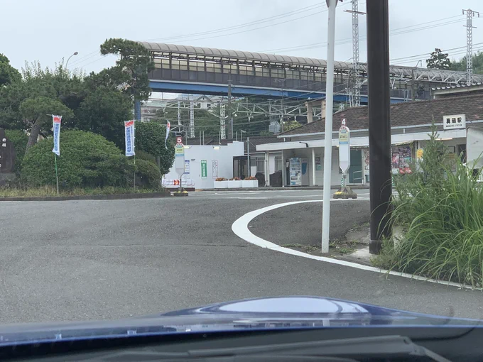 ペニンシュラ後半のまずは1枚目のこのコーナー、カナタがインから豪快に車体下部を擦りながら抜いて行ったあのコーナー
たしかにこの感じだと、カレラGT3の車高じゃ少し遠回りするしかない…
そして、ペニンシュラゴール手前のこの分岐…R35とR8、ホントに並走できるのか!? 
