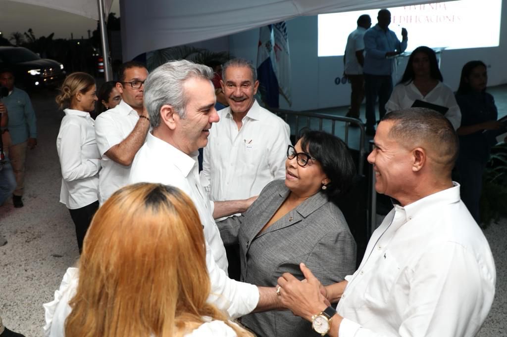 Hoy, el sueño de los azuanos de tener una extensión de la <a href="/UniversidadUASD/">Universidad UASD</a> se empieza a convertir en realidad. Dimos el primer picazo que deja iniciados los trabajos de construcción de esta alta casa de estudios en la provincia de Azua, que beneficiará a miles de jóvenes.