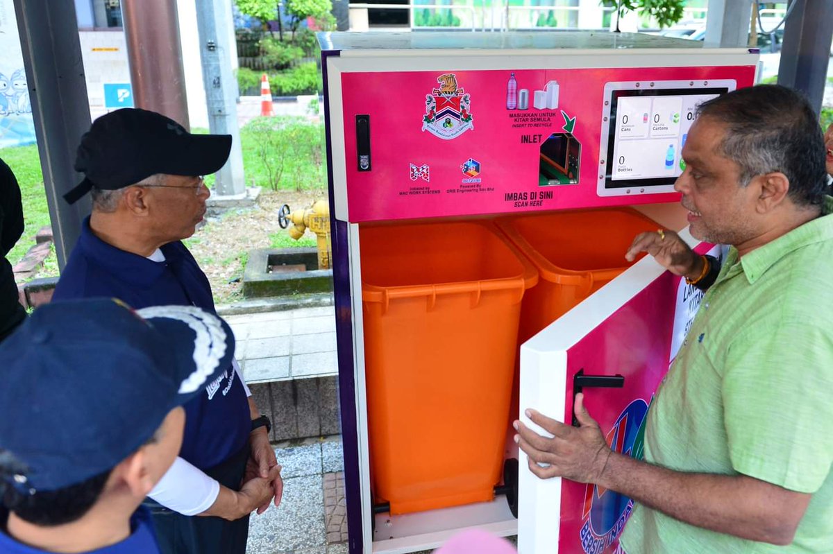 DBKL2u's tweet photo. Pagi ini YBhg. Datuk Seri Haji Mahadi Che Ngah, Datuk Bandar Kuala Lumpur turut merasmikan Recycling Reverse Vending Machine (RVM) di Hentian Bas Berhadapan Bangunan Menara DBKL 2, Jalan Raja Laut, Kuala Lumpur.
#KLBandarUntukSemua #klbandarku #KL50 #SayangiKualaLumpur https://t.co/tMBFIqGv4s