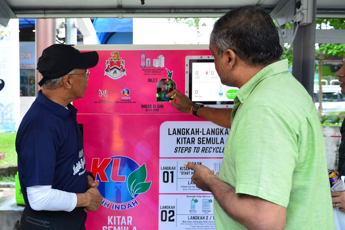 DBKL2u's tweet photo. Pagi ini YBhg. Datuk Seri Haji Mahadi Che Ngah, Datuk Bandar Kuala Lumpur turut merasmikan Recycling Reverse Vending Machine (RVM) di Hentian Bas Berhadapan Bangunan Menara DBKL 2, Jalan Raja Laut, Kuala Lumpur.
#KLBandarUntukSemua #klbandarku #KL50 #SayangiKualaLumpur https://t.co/tMBFIqGv4s