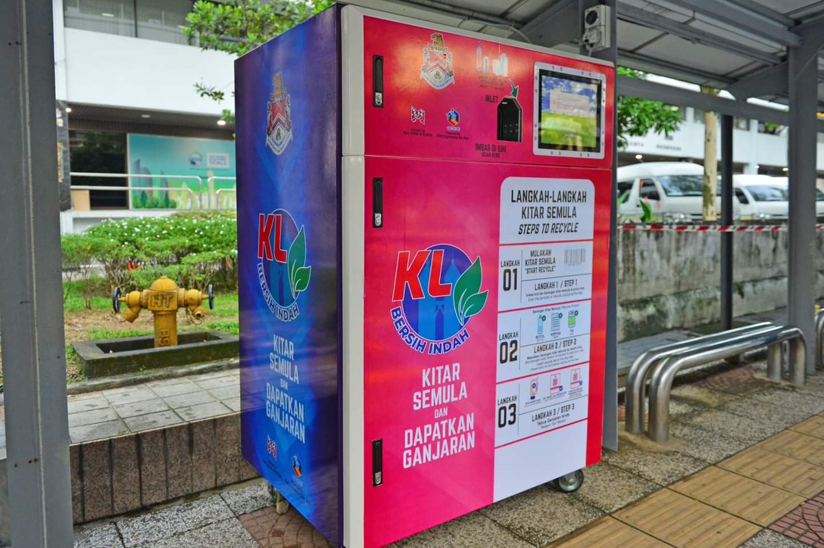 DBKL2u's tweet photo. Pagi ini YBhg. Datuk Seri Haji Mahadi Che Ngah, Datuk Bandar Kuala Lumpur turut merasmikan Recycling Reverse Vending Machine (RVM) di Hentian Bas Berhadapan Bangunan Menara DBKL 2, Jalan Raja Laut, Kuala Lumpur.
#KLBandarUntukSemua #klbandarku #KL50 #SayangiKualaLumpur https://t.co/tMBFIqGv4s