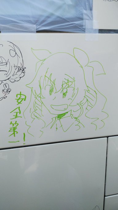 バスにラクガキするという反社会的行為!(合法)
皆さん気合い入れて描いていて全然ラクガキじゃない!と驚きました… 